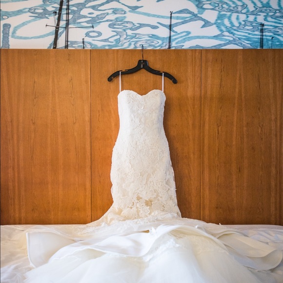 Vera Wang Wedding Dress - Picture 3 of 8